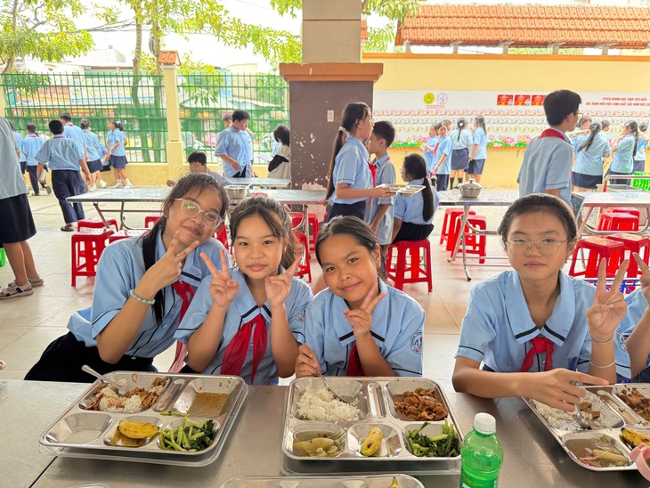 Sau bữa ăn bán trú kém chất lượng, Trường THCS Hồ Văn Long có đơn vi cung ứng mới - Ảnh 1.