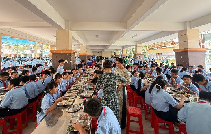 Sau bữa ăn bán trú kém chất lượng, Trường THCS Hồ Văn Long có đơn vi cung ứng mới - Ảnh 2.