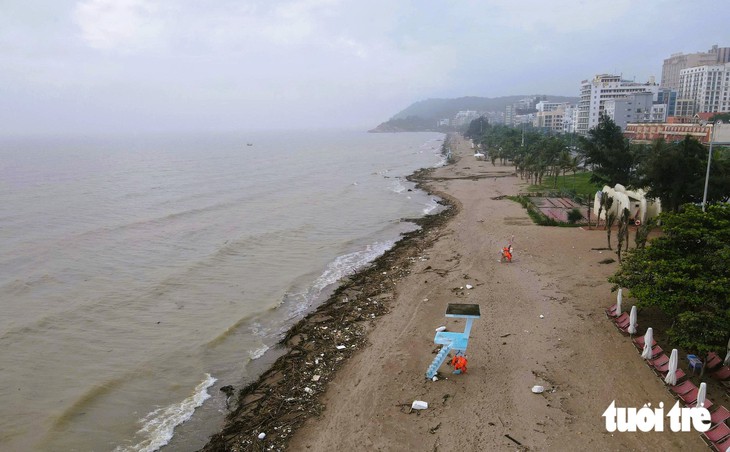 Củi, rác phủ kín hơn 5km bãi biển Sầm Sơn - Ảnh 3.
