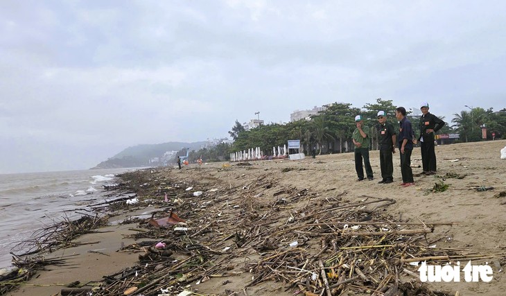 Củi, rác phủ kín hơn 5km bãi biển Sầm Sơn - Ảnh 8.