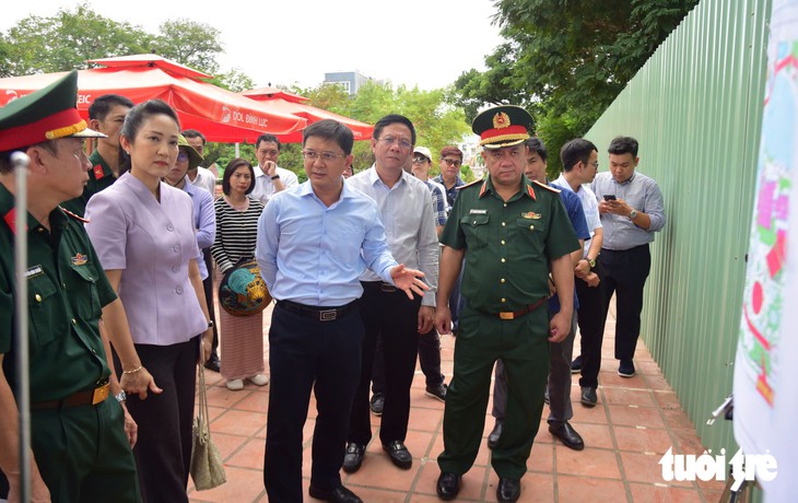 Lãnh đạo TP.HCM khảo sát việc tổ chức lễ truy điệu, an táng hài cốt liệt sĩ tại công viên Lê Thị Riêng - Ảnh 2.