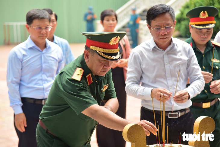Lãnh đạo TP.HCM khảo sát việc tổ chức lễ truy điệu, an táng hài cốt liệt sĩ tại công viên Lê Thị Riêng - Ảnh 5.