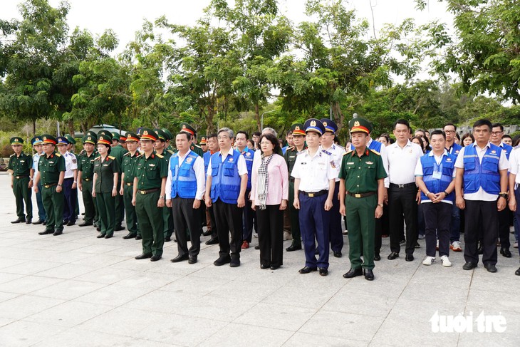 Lãnh đạo TP.HCM cùng các đơn vị quốc phòng dâng hương các Anh hùng liệt sĩ tại đặc khu Côn Đảo - Ảnh 1.
