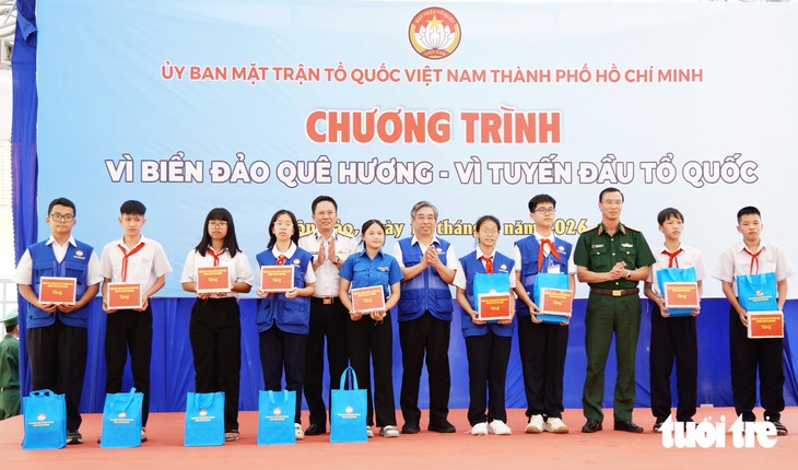TP.HCM khánh thành, trao kinh phí hỗ trợ nhiều công trình chăm lo cán bộ, chiến sĩ đặc khu Côn Đảo - Ảnh 3.