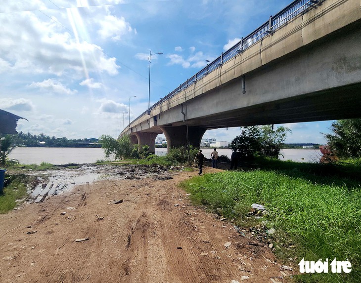 Vụ xe bán tải dưới kênh chứa bộ xương người: Xe chở 3 người đi thu công nợ, tiền cất trong cặp đen - Ảnh 2.