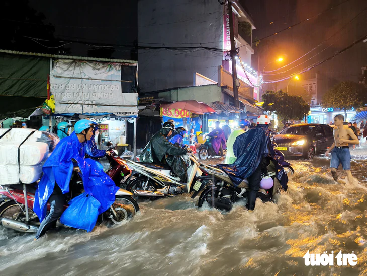 Nước cuồn cuộn như thác, xô ngã người dân trên đường Lý Tế Xuyên ở TP.HCM - Ảnh 5.