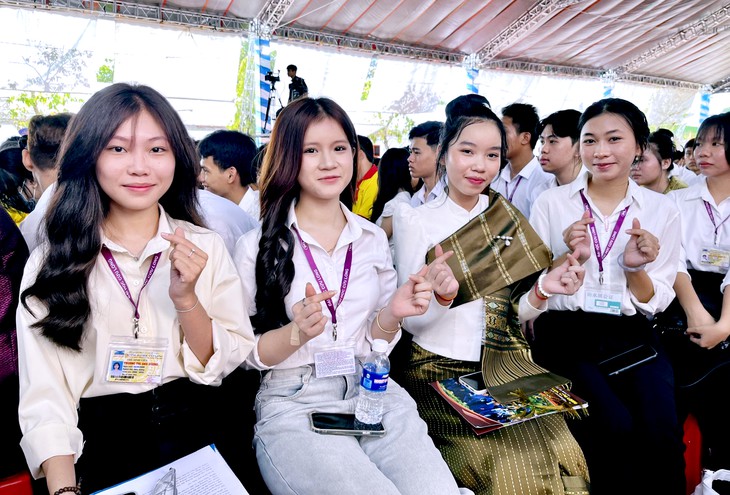 Khai giảng năm học mới, Trường đại học Cửu Long trao hơn 9 tỉ đồng học bổng - Ảnh 2.