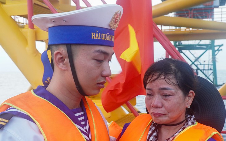 Hơn 7 tỉ đồng đoàn đại biểu TP.HCM đã trao cho các cán bộ và chiến sĩ các đảo vùng biển Tây Nam và nhà giàn DK1/10 - Ảnh 7.