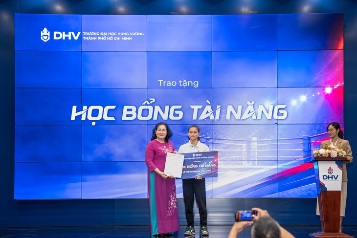 Nữ võ sĩ vô địch Muay thế giới nhận học bổng 50% học phí toàn khóa - Ảnh 2.
