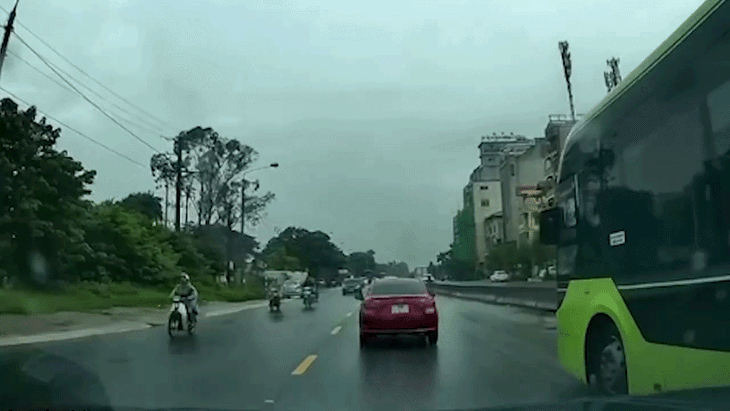 Xe buýt 'vượt ẩu' trên quốc lộ, tài xế bị mời lên nộp phạt - Ảnh 1.