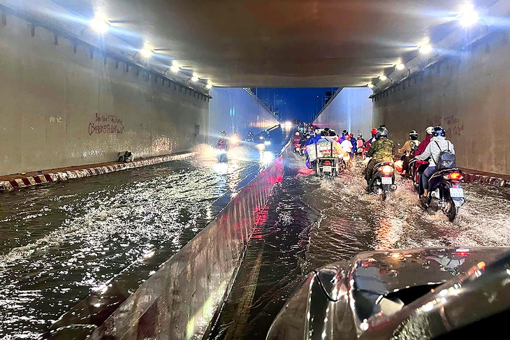Mưa lớn ở Đồng Nai, hầm chui Tân Phong và nhiều tuyến đường ngập - Ảnh 3.