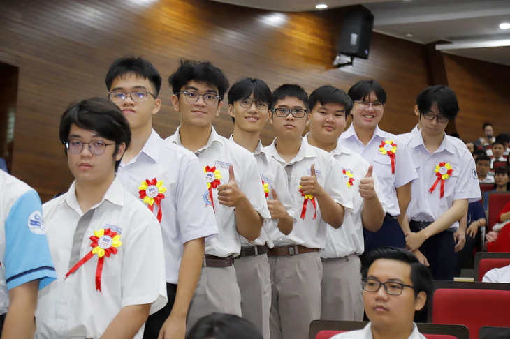 Thi học sinh giỏi TP.HCM năm học mới: Lớp 9 mỗi trường một đội, lớp 12 tối đa 5 em/môn - Ảnh 2.