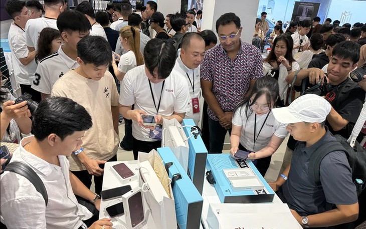 Hàng chục nghìn iPhone 18 đã đến tay khách, sức nóng chưa hạ nhiệt - Ảnh 1.