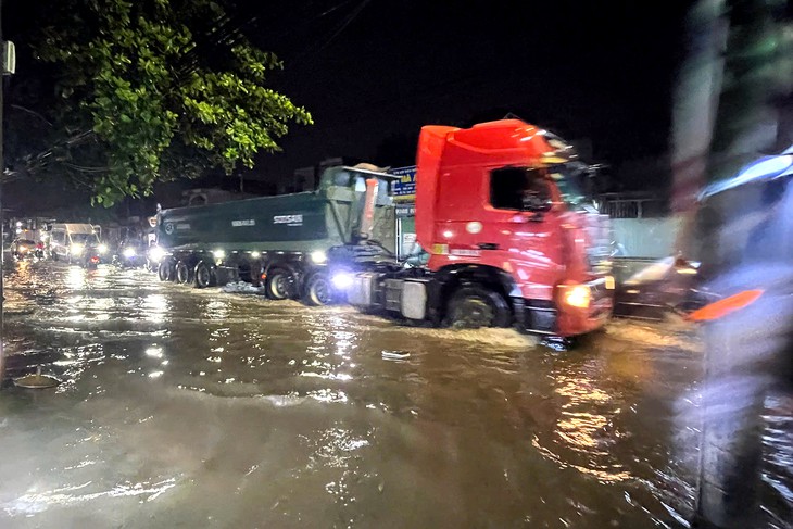 Mưa lớn ở Đồng Nai, hầm chui Tân Phong và nhiều tuyến đường ngập - Ảnh 1.