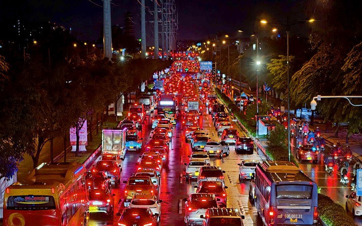 Chờ đèn đỏ hơn 5-7 phút vẫn chưa qua ngã tư Phạm Văn Đồng - Phan Văn Trị - Ảnh 2.