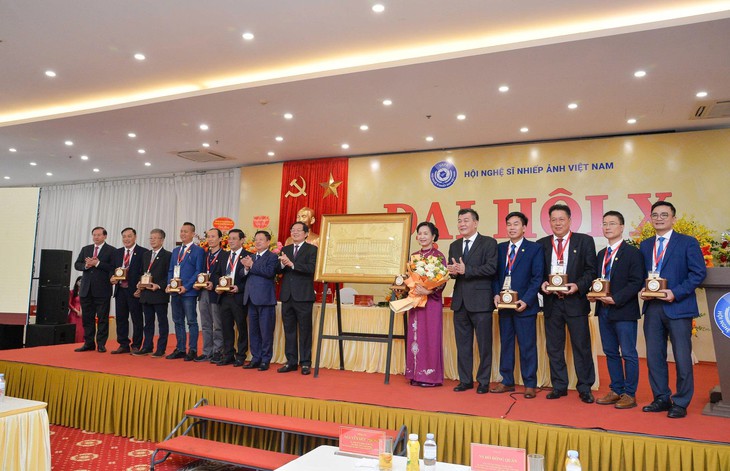 Nghệ sĩ nhiếp ảnh Trần Thị Thu Đông tái đắc cử Chủ tịch Hội Nghệ sĩ Nhiếp ảnh Việt Nam - Ảnh 1.