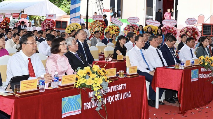 Khai giảng năm học mới, Trường đại học Cửu Long trao hơn 9 tỉ đồng học bổng - Ảnh 4.