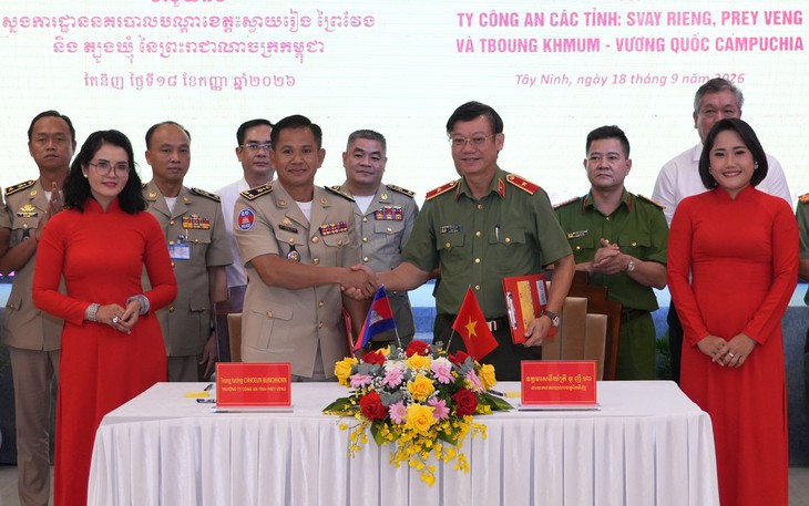 Phát hiện 1 đối tượng truy nã khi tiếp nhận 23 người Campuchia trao trả qua Cửa khẩu quốc tế Bình Hiệp - Ảnh 3.