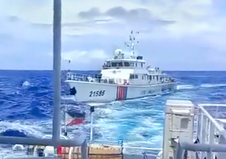 Tàu Trung Quốc, Philippines đâm va nhau trên Biển Đông - Ảnh 2.