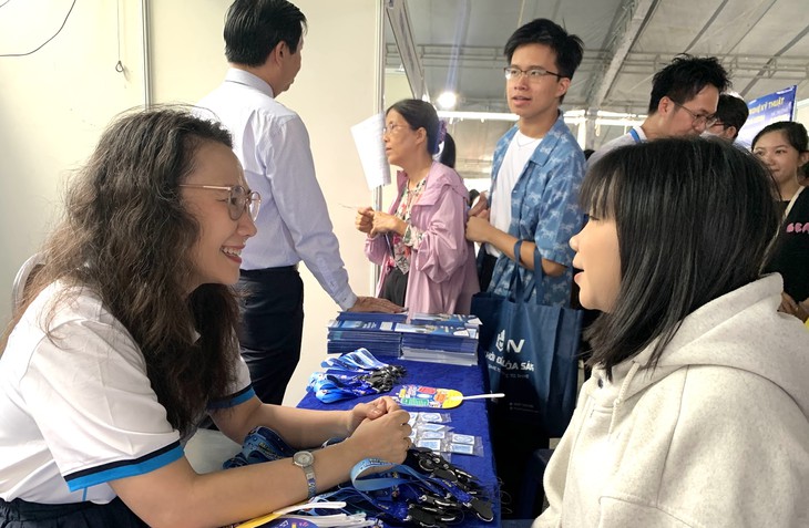Bỏ điểm cộng IELTS, cần lộ trình để học sinh không bị động - Ảnh 1.