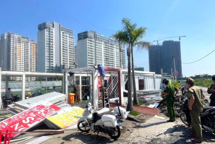 Được cắt điện, nước giúp TP.HCM 'triệt' vi phạm xây dựng, giữ vững trị an - Ảnh 1.