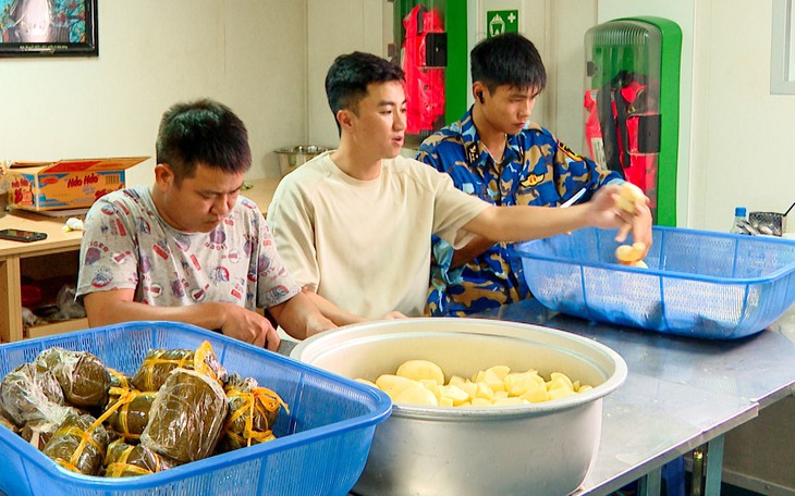 Cha mẹ vượt 1.000 hải lý mang mì Quảng, mắm ruốc, cây súng lego ra thăm con đang giữ gìn biển đảo Tổ quốc - Ảnh 7.