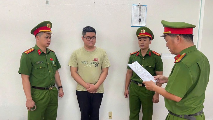 Bắt cựu nhân viên ngân hàng ở Đà Nẵng - Ảnh 1.