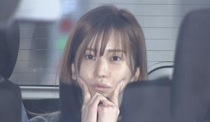 'Nữ hoàng quán bar' tạo dáng dễ thương khi... bị bắt - Ảnh 1.