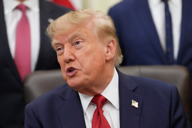 Ông Trump ký luật trừng phạt Nga, mở đường áp thuế tới 100% - Ảnh 1.