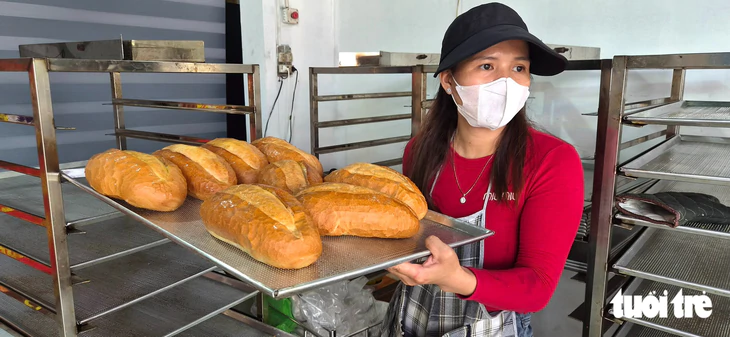 Độc lạ bánh mì Thành Cổ to bằng bắp chân, mỗi người chỉ được mua 3 ổ - Ảnh 1.