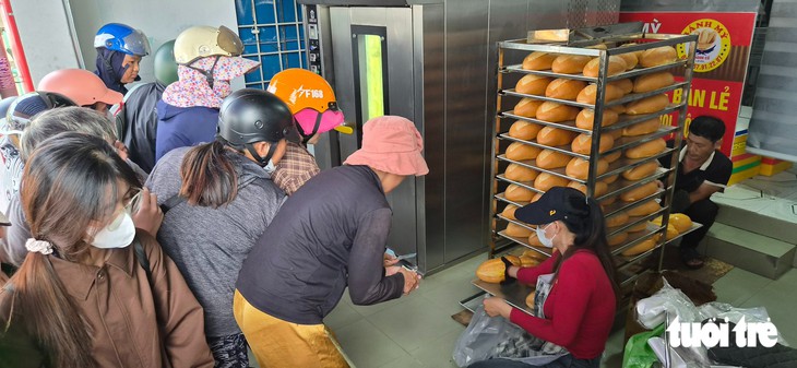Độc lạ bánh mì Thành Cổ to bằng bắp chân, mỗi người chỉ được mua 3 ổ - Ảnh 3.