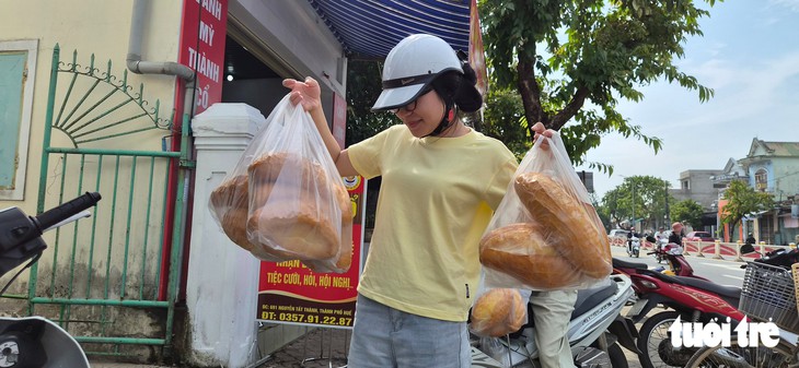 Độc lạ bánh mì Thành Cổ to bằng bắp chân, mỗi người chỉ được mua 3 ổ - Ảnh 5.