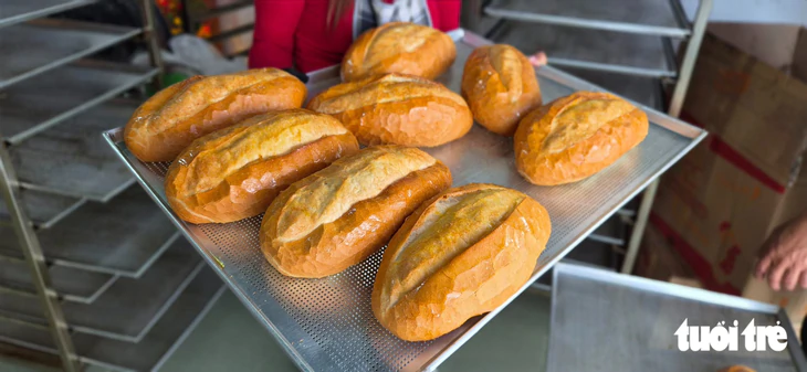 Độc lạ bánh mì Thành Cổ to bằng bắp chân, mỗi người chỉ được mua 3 ổ - Ảnh 6.