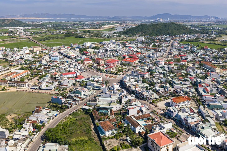 Gia Lai lấy ý kiến người dân 5 xã đầu tiên chuẩn bị 'lên phường' - Ảnh 1.