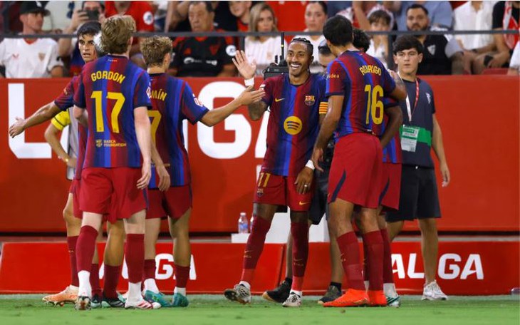 Raphinha lập hat-trick giúp Barca khởi đầu hoàn hảo ở La Liga  - Ảnh 1.