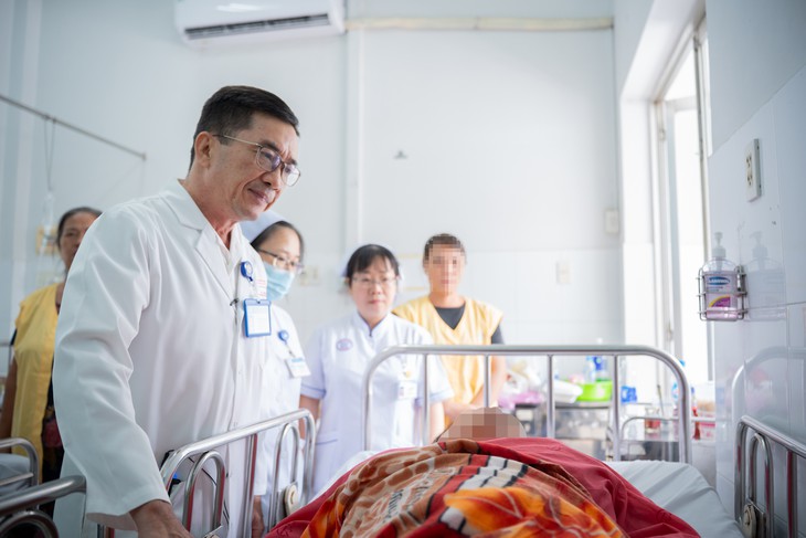 Người vợ trong cây tét nhánh rơi trúng xe máy đường An Dương Vương đã tỉnh, tiếp xúc tốt - Ảnh 1.