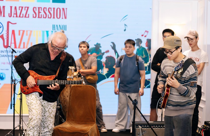 Buổi truyền nghề đặc biệt của nghệ sĩ guitar gốc Việt Nguyên Lê ở Hà Nội - Ảnh 3.