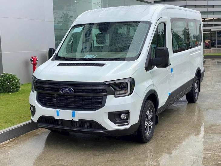 Lộ Ford Transit lạ ở Việt Nam: Đầu như Rolls-Royce, ghế thương gia cao cấp - Ảnh 5.
