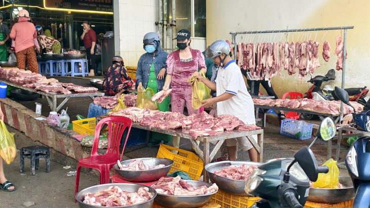 Giá cả đầu ngày: Mưa liên tục khiến giá rau củ tăng mạnh; xoài miền Tây được giá, heo hơi lên 60.000 đồng/kg - Ảnh 4.