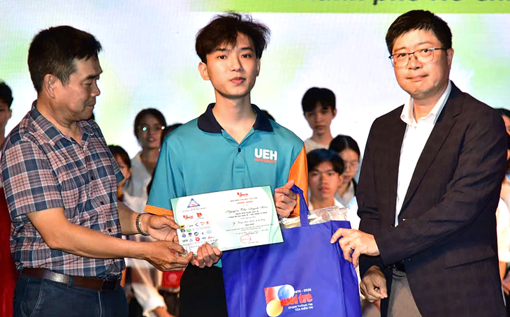 ĐH Kinh tế TP.HCM và ĐH Sài Gòn góp 15 suất học bổng Tiếp sức đến trường - Ảnh 2.
