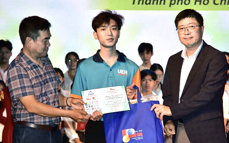 Quỹ khuyến học, khuyến tài tỉnh Khánh Hòa góp 26 suất học bổng tiếp sức đến trường - Ảnh 4.