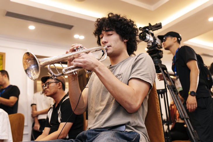 Buổi truyền nghề đặc biệt của nghệ sĩ guitar gốc Việt Nguyên Lê ở Hà Nội - Ảnh 8.