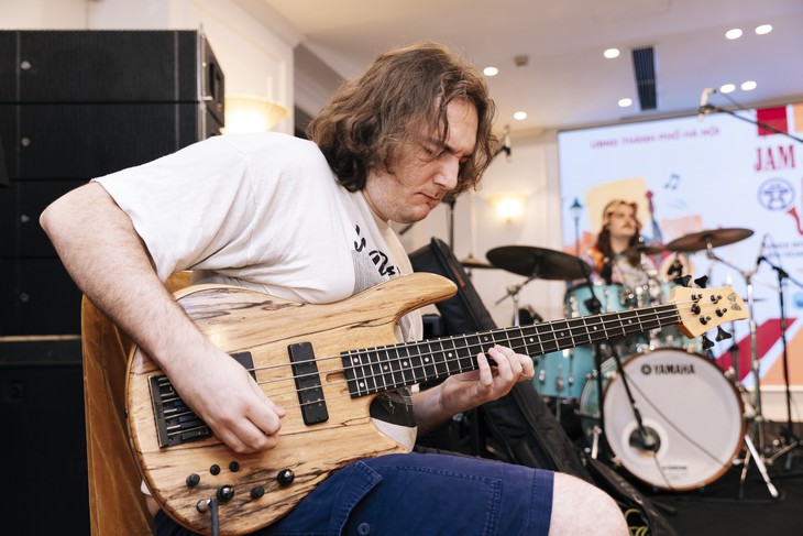 Buổi truyền nghề đặc biệt của nghệ sĩ guitar gốc Việt Nguyên Lê ở Hà Nội - Ảnh 6.
