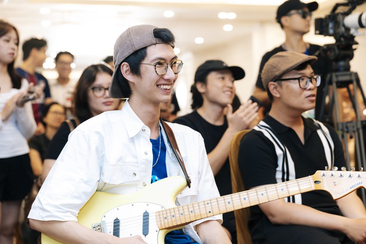 Buổi truyền nghề đặc biệt của nghệ sĩ guitar gốc Việt Nguyên Lê ở Hà Nội - Ảnh 2.