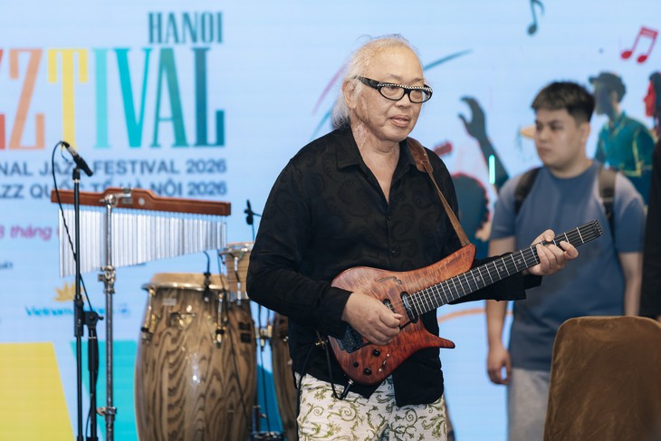 Buổi truyền nghề đặc biệt của nghệ sĩ guitar gốc Việt Nguyên Lê ở Hà Nội - Ảnh 1.