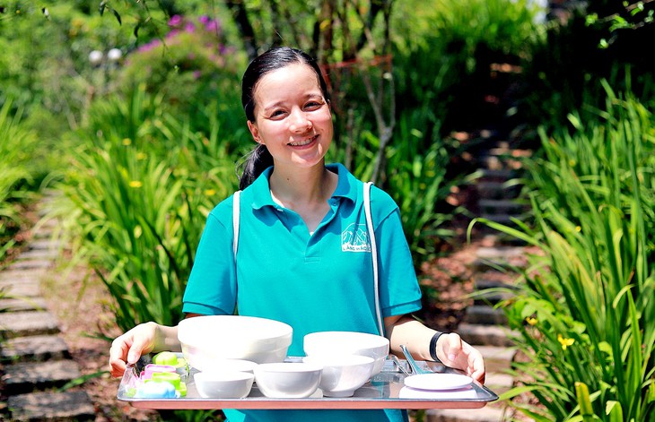 Chuyển giao doanh nghiệp cho chồng cũ gần 1 năm, MC Minh Trang đã rút khỏi Làng Háo Hức? - Ảnh 1.