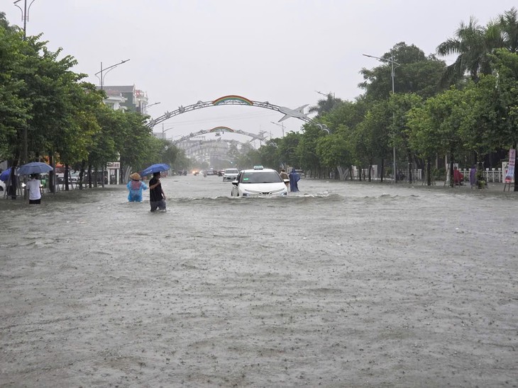 Vinh mưa tới 400mm trong 6 giờ, Nghệ An và Hà Tĩnh đêm nay có nơi mưa trên 200mm - Ảnh 1.