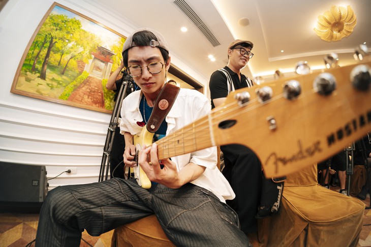 Buổi truyền nghề đặc biệt của nghệ sĩ guitar gốc Việt Nguyên Lê ở Hà Nội - Ảnh 4.