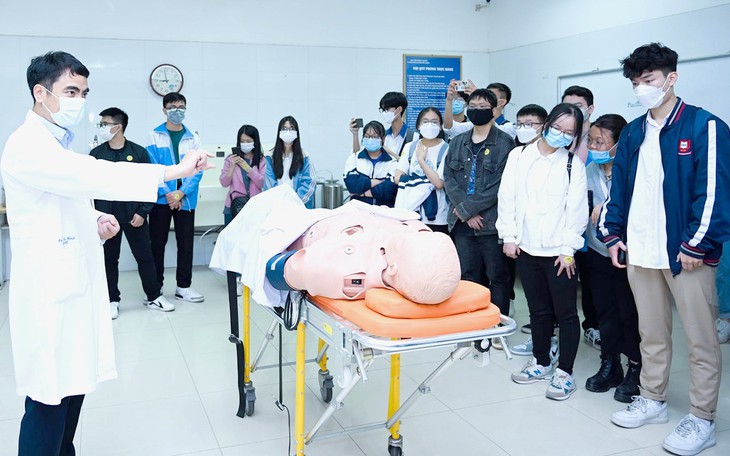 Các nước hỗ trợ học phí cho sinh viên y khoa thế nào? - Ảnh 2.
