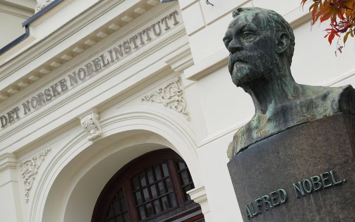 Học sinh, sinh viên vây kín giáo sư Nobel để chụp hình cùng huy chương - Ảnh 5.